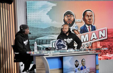 Téléchargez les photos : Man-To-Man Podcast interviews Joueurs de la NFL au Super Bowl Experience LVII en Arizona.. février 10, 2023, Phoenix, Arizona, États-Unis : The Man-To-Man Podcast Darius Butler (9 ans vétéran de la NFL) et Antoine Bethea (14 ans vétéran de la NFL ) - en image libre de droit