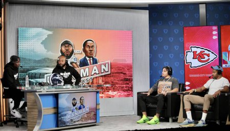 Téléchargez les photos : Man-To-Man Podcast interviews Joueurs de la NFL au Super Bowl Experience LVII en Arizona.. février 10, 2023, Phoenix, Arizona, États-Unis : The Man-To-Man Podcast Darius Butler (9 ans vétéran de la NFL) et Antoine Bethea (14 ans vétéran de la NFL ) - en image libre de droit