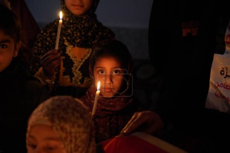 Téléchargez les photos : Les enfants de Gaza sont solidaires du peuple turc et du peuple syrien. 11 février 2023, Gaza, Palestine : Les enfants de Gaza manifestent leur solidarité avec le peuple syrien et le peuple turc, expriment leur douleur - en image libre de droit