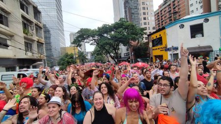 Téléchargez les photos : Ritaleena Block Carnival à Sao Paulo. 11 février 2023, Sao Paulo, Brésil : Le Ritaleena Block qui honore la chanteuse Rita Lee jouant ses hits dans un rythme carnaval, a attiré des milliers de fêtards habillés colorément, chantant et dansant - en image libre de droit