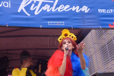 Téléchargez les photos : Ritaleena Block Carnival à Sao Paulo. 11 février 2023, Sao Paulo, Brésil : Le Ritaleena Block qui honore la chanteuse Rita Lee jouant ses hits dans un rythme carnaval, a attiré des milliers de fêtards habillés colorément, chantant et dansant - en image libre de droit