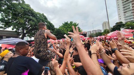 Téléchargez les photos : Rare Beauty Block Street Parade. February 11, 2023. Brazil, Sao Paulo: Banda Eva once again performed on the streets of Sao Paulo at the opening of the 2023 Rua Carnaval. South of Sao Paulo in the late afternoon of Saturday (11). - en image libre de droit