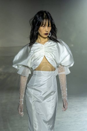 Téléchargez les photos : Adeam - Runway - February 2023 New York Fashion Week. February 12, 2023, New York, New York, USA: A model walks the runway at the Adeam fashion show at 548 West 22nd Street during New York Fashion Week 2023 on February 12, 2023 in New York City - en image libre de droit