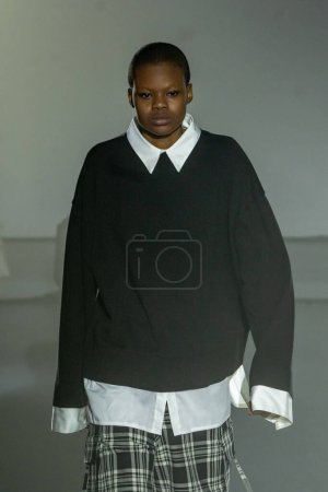 Téléchargez les photos : Adeam - Runway - February 2023 New York Fashion Week. February 12, 2023, New York, New York, USA: A model walks the runway at the Adeam fashion show at 548 West 22nd Street during New York Fashion Week 2023 on February 12, 2023 in New York City - en image libre de droit