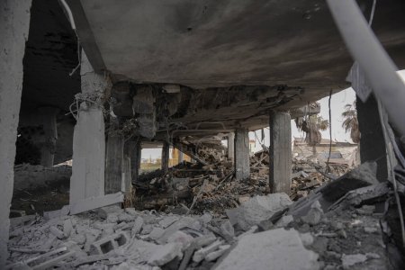 Téléchargez les photos : Les effets du bombardement israélien de la bande de Gaza hier soir. 13 février 2023, Gaza, Palestine : L'armée israélienne a effectué plus de 10 raids sur un site appartenant à la résistance, à l'ouest de la ville de Gaza, et cela a causé de grands dégâts matériels - en image libre de droit