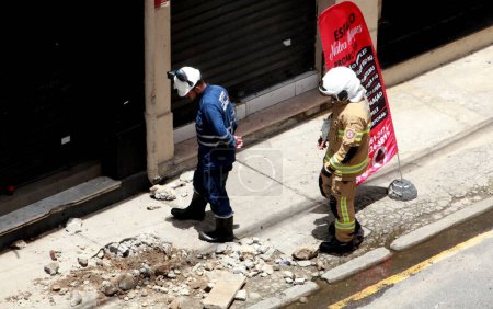 Téléchargez les photos : Gas leak in the center of Rio de Janeiro. February 14, 2023. Brazil, Rio de Janeiro: Soldiers from the Fire Department close off a section of Rua Resende, in downtown Rio de Janeiro, as a result of the gas leak that occurred on Tuesday - en image libre de droit