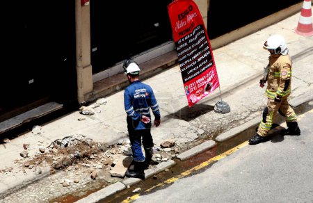 Foto de Gas leak in the center of Rio de Janeiro. February 14, 2023. Brazil, Rio de Janeiro: Soldiers from the Fire Department close off a section of Rua Resende, in downtown Rio de Janeiro, as a result of the gas leak that occurred on Tuesday - Imagen libre de derechos