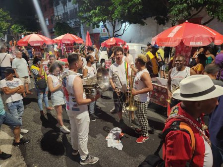 Téléchargez les photos : Carnaval de rue à Sao Paulo. 15 février 2023, Sao Paulo, Brésil : Banda do Candinho défilé dans les rues de Bela Vista et de la région centrale pendant le carnaval mercredi (15). - en image libre de droit
