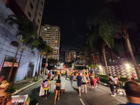 Téléchargez les photos : Carnaval de rue à Sao Paulo. 15 février 2023, Sao Paulo, Brésil : Banda do Candinho défilé dans les rues de Bela Vista et de la région centrale pendant le carnaval mercredi (15). - en image libre de droit