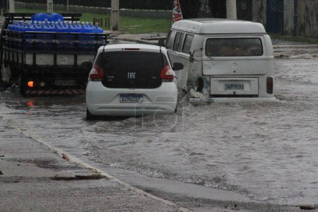 Téléchargez les photos : Heavy rains hit the streets of Manaus. February 16, 2023. Brazil, Amazonas, Manaus: Since the early hours of Thursday, February 16, 2023, heavy rain has caused damage and flooding in all areas of Manaus. - en image libre de droit