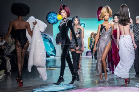 Téléchargez les photos : The Blonds - Runway - February 2023 New York Fashion Week. February 15, 2023, New York, New York, USA: Models walk the runway finale at the The Blonds fashion show at Spring Studios during New York Fashion Week 2023 - en image libre de droit