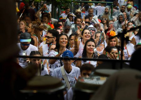 Téléchargez les photos : Bloco Os Capoeiras parade through the streets of Vila Madalena in Sao Paulo. February 18, 2023. Sao Paulo, Brazil: - Led by percussionist and capoeirista Mestre Dalua, Os Capoeira - en image libre de droit