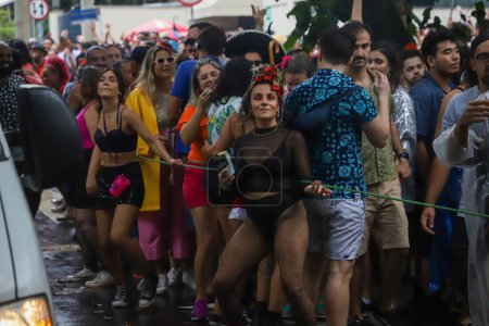 Téléchargez les photos : Carnaval Street Blocks à Sao Paulo. 18 février 2023, Sao Paulo, Brésil : Le bloc Jegue Eletrico a été créé au tournant du millénaire par le musicien et compositeur Emerson Boy. - en image libre de droit