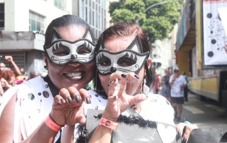 Foto de Desfile de cuadras en Río de Janeiro. 18 de febrero de 2023. Río de Janeiro, Brasil: Los juerguistas disfrutan del desfile del Bloco Cordao do Bola Preta, que reúne a miles de personas en la Avenida Antonio Carlos, en el centro de Río de Janeiro - Imagen libre de derechos