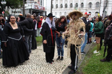 Foto de Zombie Walk durante el Carnaval en Curiba. 19 de febrero de 2023, Curitiba, Paraná, Brasil: Miles de personas participan en la ya tradicional Caminata Zombie, que reúne monstruos y seres horrorosos de todo tipo desfilando durante el Carnaval - Imagen libre de derechos