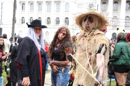 Foto de Zombie Walk during Carnival in Curiba. February 19, 2023, Curitiba, Parana, Brazil: Thousands of people take part in the already traditional Zombie Walk, which brings together monsters and horrifying beings of all kinds parading during Carnival - Imagen libre de derechos