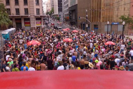 Téléchargez les photos : Street block in Sao Paulo. February 18, 2023. Sao Paulo, Brazil: Several blocks passed through the streets of downtown Sao Paulo during Carnival Saturday. Not even the heavy rain scared away the revelers who accompanied the Minhoqueens blocks - en image libre de droit
