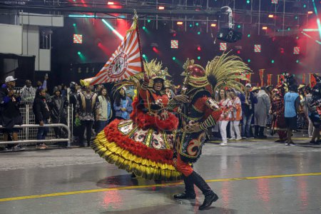 Foto de Desfile de Mocidade Alegre durante el Carnaval en Sao Paulo. 19 de febrero de 2023, Sao Paulo, Brasil: Desfile de Mocidade Escuela Alegre Samba, el quinto para entrar en la pasarela de samba, en el segundo día del Desfile de Carnaval de Escuelas de Samba de Sao Paulo - Imagen libre de derechos