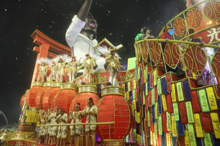 Foto de Desfile de Mocidade Alegre durante el Carnaval en Sao Paulo. 19 de febrero de 2023, Sao Paulo, Brasil: Desfile de Mocidade Escuela Alegre Samba, el quinto para entrar en la pasarela de samba, en el segundo día del Desfile de Carnaval de Escuelas de Samba de Sao Paulo - Imagen libre de derechos