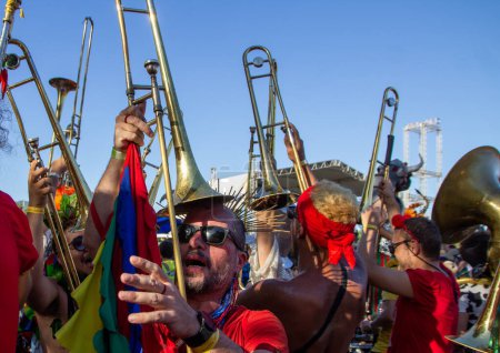 Téléchargez les photos : Orquestra Voadora pendant le carnaval de rue à Rio de Janeiro. 21 février 2023, Rio de Janeiro, Brésil : Mouvement des fêtards dans le bloc Orquestra Voadora, à Aterro do Flamengo, zone sud de Rio de Janeiro, mardi (21) - en image libre de droit