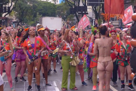 Téléchargez les photos : Bloc de Pagu pendant le carnaval de rue à Sao Paulo. 21 février 2023, Sao Paulo, Brésil : Le bloc Pagu, qui ne compte que des femmes à la batterie, a défilé mardi (21) lors du Carnaval de Praca da Republica à Sao Paulo. - en image libre de droit