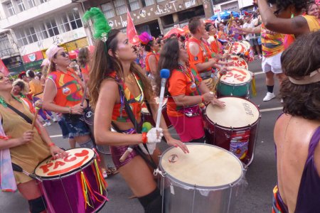 Foto de Pagu Block during Street Carnival in Sao Paulo. February 21, 2023, Sao Paulo, Brazil: The Pagu Block, which has only women as part of the drums, paraded on Tuesday (21) during Carnival at Praca da Republica in Sao Paulo. - Imagen libre de derechos