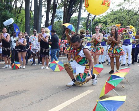 Téléchargez les photos : Carnaval de rue à Sao Paulo. 21 février 2023, Sao Paulo, Brésil : La fête du Carnaval se poursuit à Sao Paulo mardi (21) accueillant le célèbre bloc Recife Galo da Madrugada, qui devrait attirer une foule - en image libre de droit