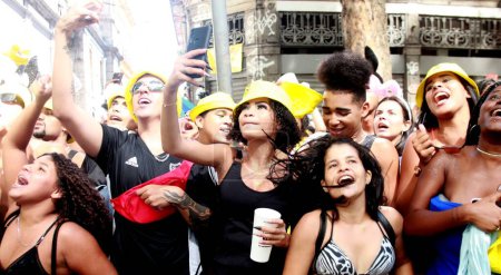 Foto de Street Carnival in Rio de Janeiro. February 21, 2023, Rio de Janeiro, Brazil: Many revelers go out in the Ludmila Block through the streets of downtown Rio de Janeiro, with a lot of confusion and people feeling sick, on Tuesday (2) - Imagen libre de derechos