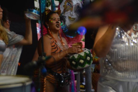 Téléchargez les photos : Carnaval de rue le mercredi des cendres à Rio de Janeiro. 22 février 2023, Rio de Janeiro, Brésil : Le groupe de filles Batuque anime mercredi des cendres à Largo do Machado dans le sud de Rio de Janeiro, mercredi (22). - en image libre de droit