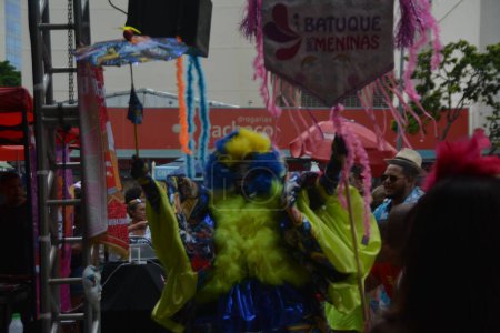 Foto de Street Carnival on Ash Wednesday in Rio de Janeiro. February 22, 2023, Rio de Janeiro, Brazil: The Batuque group of girls livens up Ash Wednesday at Largo do Machado in the south of Rio de Janeiro, on Wednesday (22). - Imagen libre de derechos
