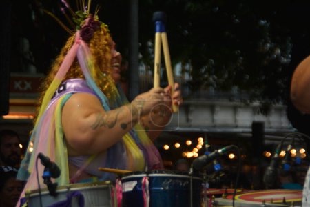 Foto de Carnaval callejero el Miércoles de Ceniza en Río de Janeiro. 22 de febrero de 2023, Río de Janeiro, Brasil: El grupo de chicas Batuque anima el miércoles de ceniza en Largo do Machado, en el sur de Río de Janeiro, el miércoles (22). - Imagen libre de derechos