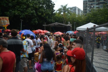 Foto de Carnaval callejero el Miércoles de Ceniza en Río de Janeiro. 22 de febrero de 2023, Río de Janeiro, Brasil: El grupo de chicas Batuque anima el miércoles de ceniza en Largo do Machado, en el sur de Río de Janeiro, el miércoles (22). - Imagen libre de derechos