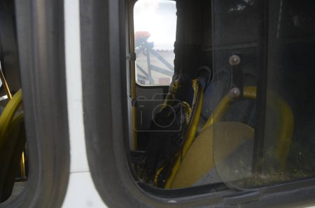 Téléchargez les photos : Des criminels attaquent et incendient deux bus dans le Natal. 22 février 2023, Natal, Rio Grande do Norte, Brésil : L'attaque criminelle qui a entraîné deux autobus partiellement incendiés mercredi (22) - en image libre de droit