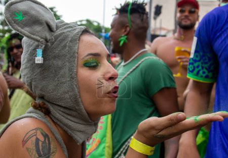 Téléchargez les photos : Planta na mente pendant le carnaval de rue à Rio de Janeiro. 22 février 2023, Rio de Janeiro, Brésil : Mouvement des fêtards dans le bloc Planta na mente, dans les arches de lapa, pendant le carnaval de rue - en image libre de droit