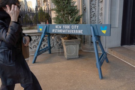 Téléchargez les photos : "Esprit incassable : commémoration d'une année de résilience et de résistance de l'Ukraine "Portes ouvertes. 24 février 2023, New York, New York, États-Unis : Le gouverneur de l'État de New York Kathy Hochul prend la parole - en image libre de droit