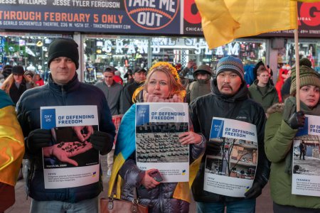 Téléchargez les photos : Des gens de toute l'Amérique du Nord se rassemblent pour soutenir l'Ukraine à l'occasion de l'anniversaire de l'invasion russe. 24 février 2023, New York, New York, États-Unis : Des gens signent une protestation contre la guerre en Ukraine à l'occasion de son premier anniversaire - en image libre de droit