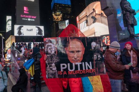 Téléchargez les photos : Des gens de toute l'Amérique du Nord se rassemblent pour soutenir l'Ukraine à l'occasion de l'anniversaire de l'invasion russe. 24 février 2023, New York, New York, USA : Une femme peinte en rouge pour l'ombre du sang dans la guerre - en image libre de droit