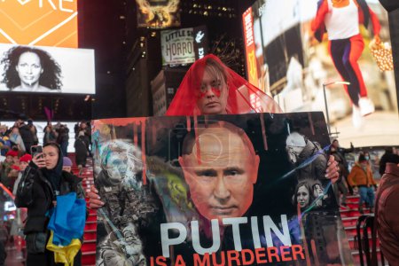 Foto de La gente de América del Norte se reúne para apoyar a Ucrania en el aniversario de la invasión rusa. 24 de febrero de 2023, Nueva York, Nueva York, Estados Unidos: Una mujer pintada de rojo para la sombra de sangre en la guerra - Imagen libre de derechos