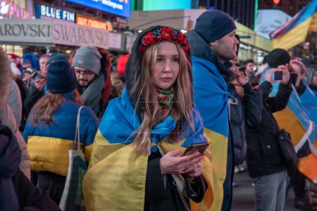 Téléchargez les photos : People Across North America Gather To Support Ukraine On The Anniversary Of The Russian Invasion. February 24, 2023, New York, New York, USA: A woman in a traditional Ukrainian flower head crown participates at a protest of the war in Ukraine - en image libre de droit