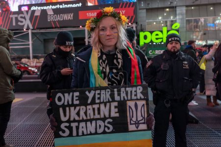 Foto de La gente de América del Norte se reúne para apoyar a Ucrania en el aniversario de la invasión rusa. 24 de febrero de 2023, Nueva York, Nueva York, Estados Unidos: Una mujer con una corona tradicional ucraniana de cabeza de flor - Imagen libre de derechos