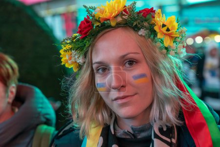 Foto de People Across North America Gather To Support Ukraine On The Anniversary Of The Russian Invasion. February 24, 2023, New York, New York, USA: A woman in a traditional Ukrainian flower head crown participates at a protest of the war in Ukraine - Imagen libre de derechos