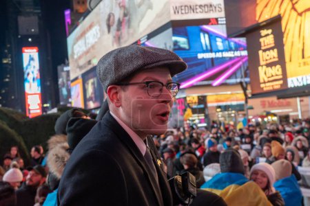 Foto de People Across North America Gather To Support Ukraine On The Anniversary Of The Russian Invasion. February 24, 2023, New York, New York, USA: Activist Arthur Zgurov speaks at a protest of the war in Ukraine on its one-year anniversary - Imagen libre de derechos