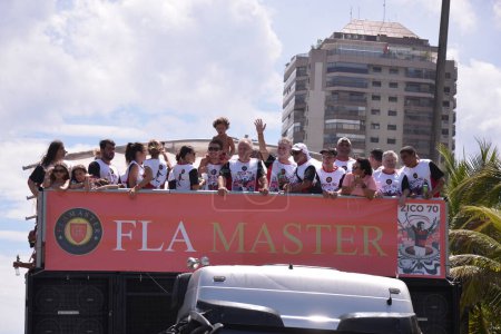 Téléchargez les photos : Bloc Master Fla défilant sur la rue Carnaval à Rio de Janeiro. 25 février 2023, Rio de Janeiro, Brésil : Célébration de Zico, Fla Master Carnival block défilé samedi (25), à Barra da Tijuca à Rio de Janeiro. Zico, idole Flamengo - en image libre de droit
