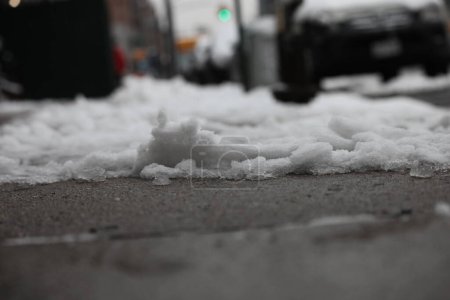 Téléchargez les photos : Après les chutes de neige à New York. 28 février 2023, New York, États-Unis : Après une longue attente, New York a reçu ses chutes de neige du lundi (27) au mardi matin (28) et a laissé des flocons de neige partout, rendant les routes et la rue - en image libre de droit