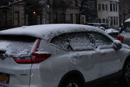 Téléchargez les photos : Après les chutes de neige à New York. 28 février 2023, New York, États-Unis : Après une longue attente, New York a reçu ses chutes de neige du lundi (27) au mardi matin (28) et a laissé des flocons de neige partout, rendant les routes et la rue - en image libre de droit