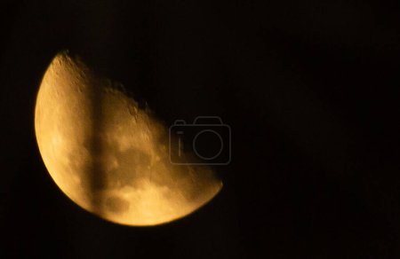 Téléchargez les photos : Le quartier croissant de lune vu à Rio de Janeiro. 27 février 2023, Rio de Janeiro, Brésil : Le croissant de lune est la phase dans laquelle la Lune forme un angle de 90 avec la Terre et nous pouvons voir de sa surface. - en image libre de droit