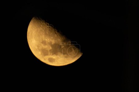 Téléchargez les photos : Le quartier croissant de lune vu à Rio de Janeiro. 27 février 2023, Rio de Janeiro, Brésil : Le croissant de lune est la phase dans laquelle la Lune forme un angle de 90 avec la Terre et nous pouvons voir de sa surface. - en image libre de droit