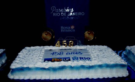 Téléchargez les photos : Rio de Janeiro célèbre le 458e anniversaire. 1er mars 2023, Rio de Janeiro, Brésil : La ville de Rio de Janeiro célèbre son 458ème anniversaire, avec gâteau et éclairage coupés par l'adjoint au maire de l'Alberto Szafran, sur Rua do Mercado, mercredi - en image libre de droit