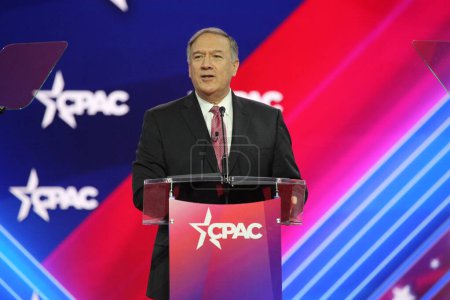 Foto de Mike Pompeo, 70th United States Secretary of State during CPAC Covention in Maryland. March 03, 2023, Maryland, USA: The CPAC convention  Protecting America Now is taking place at (INT) CPAC at Gaylord National Resort & Convention - Imagen libre de derechos