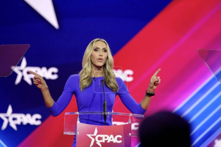Foto de Lara Trump during CPAC Covention in Maryland. March 03, 2023, Maryland, USA: Lara Trump during CPAC convention  Protecting America Now is taking place at (INT) CPAC at Gaylord National Resort & Convention Center - Imagen libre de derechos
